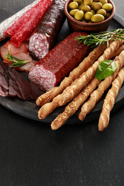 Prato Carne Saborosa Servido Com Azeitonas Grissini Bordo Superfície Preta — Fotografia de Stock