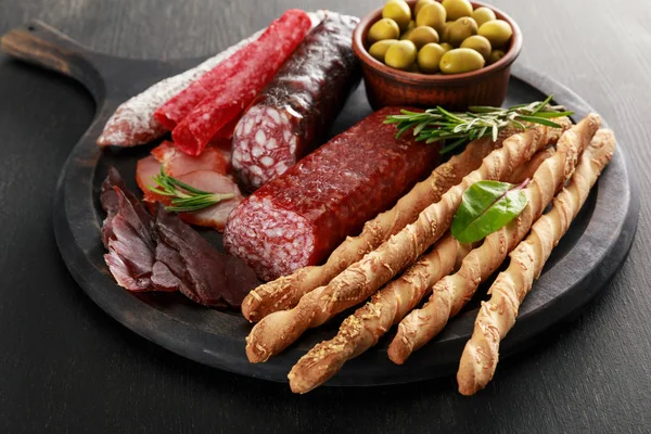 Sabroso Plato Carne Servido Con Aceitunas Grissini Bordo Superficie Negra — Foto de Stock