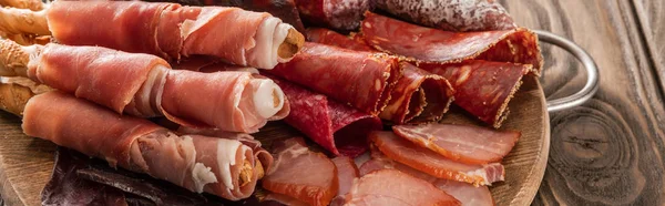 Finom Hústál Tálalva Kenyérpálcikával Deszkán Panorámás Felvétel — Stock Fotó