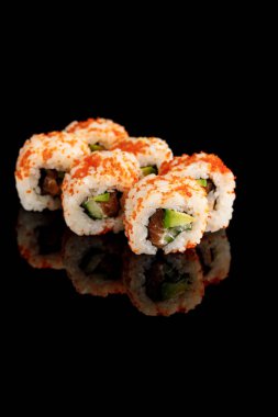 Avokado, somon ve masago havyarlı nefis California dürümü.