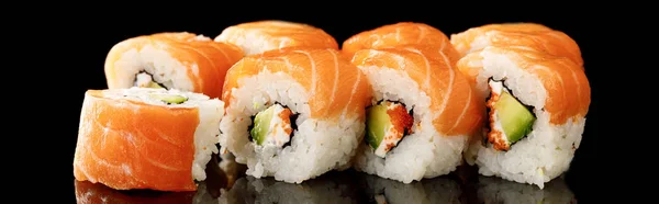 Delizioso Sushi Philadelphia Con Avocado Formaggio Cremoso Salmone Caviale Masago — Foto Stock