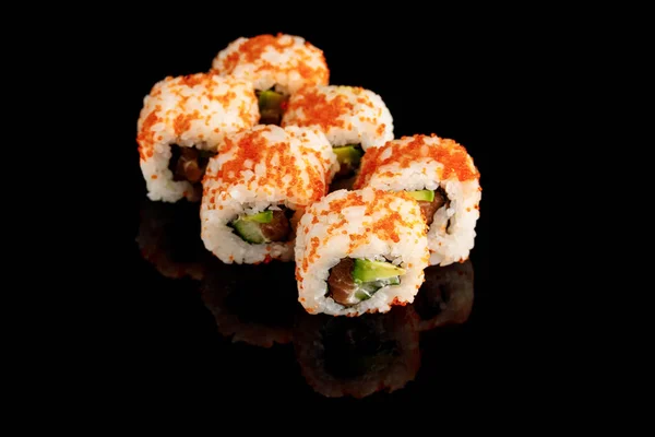 Pyszne California Roll Awokado Łosoś Kawior Masago Izolowane Czarno — Zdjęcie stockowe