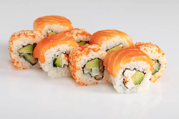 Finom Philadelphia California Sushi Lazac Masago Kaviár Fehér Alapon — Stock Fotó