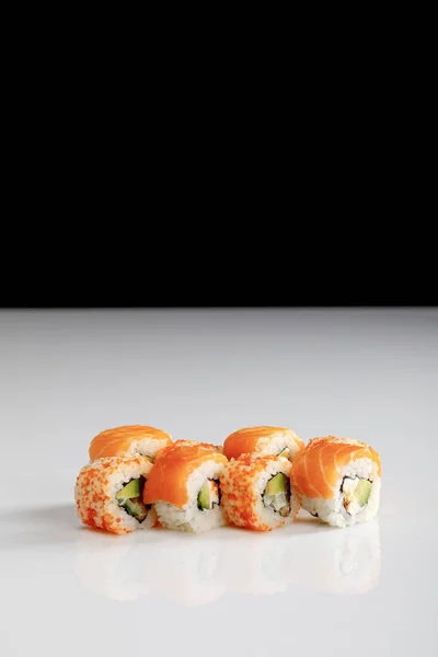 Delizioso Sushi Philadelphia California Con Salmone Caviale Masago Superficie Bianca — Foto Stock