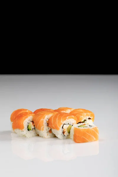 Finom Philadelphia Sushi Avokádóval Krémsajttal Lazaccal Masago Kaviárral Fehér Felületen — Stock Fotó