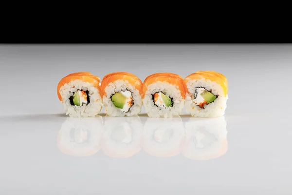 Köstliches Philadelphia Sushi Mit Avocado Frischkäse Lachs Und Masago Kaviar — Stockfoto