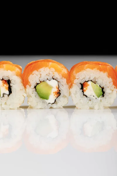 Vista Cerca Del Delicioso Sushi Filadelfia Con Aguacate Queso Cremoso —  Fotos de Stock