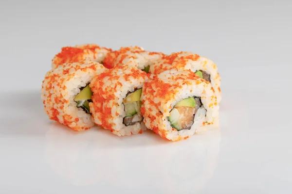 Delicioso Rollo California Con Aguacate Salmón Caviar Masago Superficie Blanca — Foto de Stock