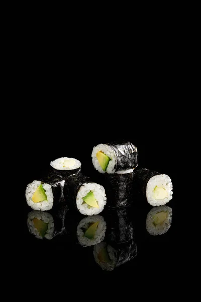 Läcker Sushi Maki Med Avokado Isolerad Svart — Stockfoto