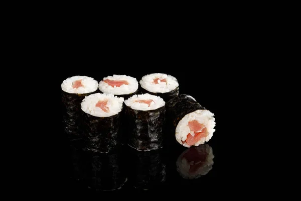 Köstliche Sushi Maki Mit Thunfisch Isoliert Auf Schwarz — Stockfoto