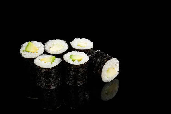 Delicioso Sushi Maki Com Abacate Isolado Preto — Fotografia de Stock