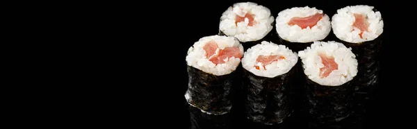 黒のパノラマショットで隔離されたマグロとおいしい寿司巻き — ストック写真