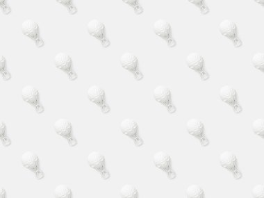 Beyaz üzerinde izole edilmiş küçük hava balonları heykelciklerinin üst görüntüsü 