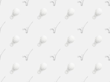 Eyfel kulesi heykelcikleri ve hava balonları heykelcikleri beyaz üzerine izole edilmiş. 