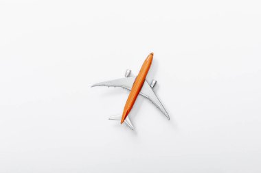 Üstten Görünüm üzerinde beyaz izole oyuncak uçak 