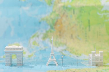 Paris haritasında şehir çekimleri olan küçük heykelcikler 