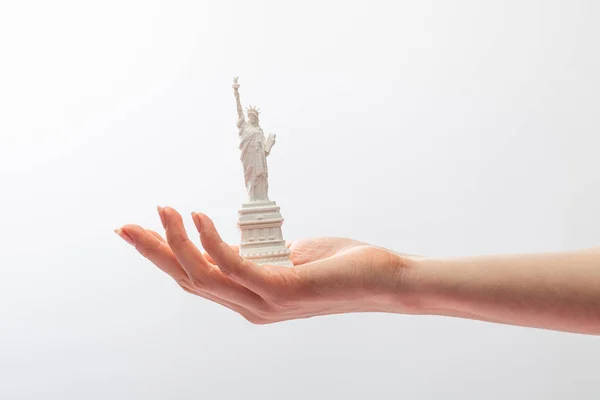 Vista Recortada Mujer Sosteniendo Pequeña Estatua Libertad Aislada Blanco — Foto de Stock