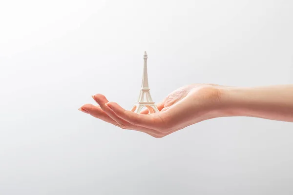 Vista Cortada Mulher Segurando Pequena Estatueta Torre Eiffel Isolado Branco — Fotografia de Stock
