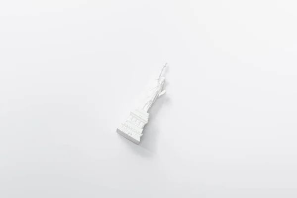 Vista Superior Pequena Estátua Liberdade Isolada Branco — Fotografia de Stock