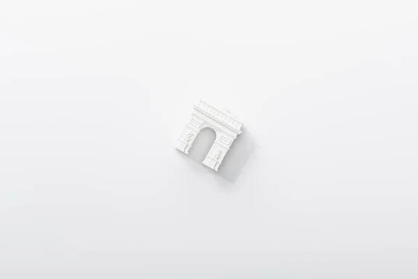 Vista Superior Pequeno Arco Triomphe Estatueta Isolado Branco — Fotografia de Stock