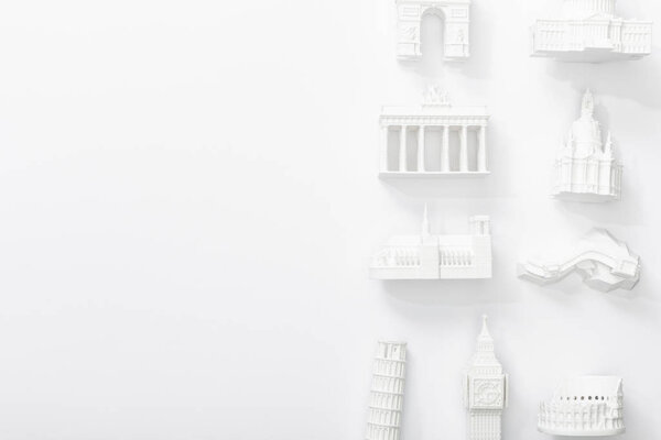 верхний вид статуэток из разных стран Европы изолирован на белом
 