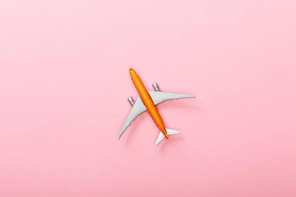 Bovenaanzicht Van Speelgoedvliegtuig Geïsoleerd Roze — Stockfoto