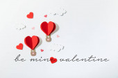 horní pohled na papírové srdce ve tvaru vzduchové balónky v mracích v blízkosti důl valentine písmo na bílém pozadí