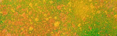 turuncu, sarı ve yeşil renkli holi boya patlaması, panoramik çekim