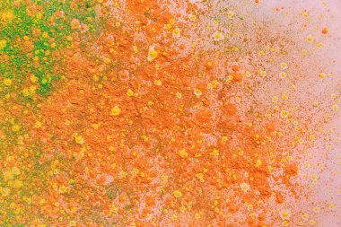 turuncu, sarı ve yeşil renkli holi boya patlaması