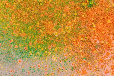 turuncu, sarı ve yeşil renkli holi boya patlaması