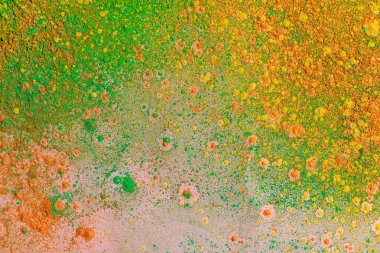 turuncu, sarı ve yeşil renkli holi boya patlaması