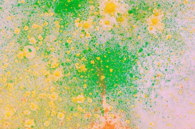 turuncu, sarı ve yeşil renkli holi boya patlaması