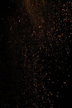 Siyah arkaplanda turuncu renkli Holi boya patlaması