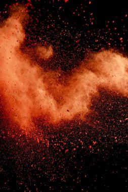 Siyah arkaplanda turuncu renkli Holi boya patlaması