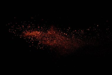 Siyah arkaplanda kırmızı renkli holi boya patlaması