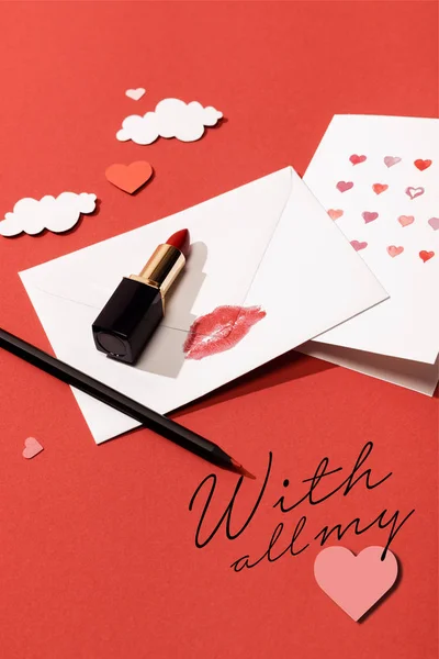紙の雲と心口紅グリーティングカードと封筒に唇のプリント — ストック写真