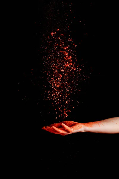 Γυναικείο Χέρι Κόκκινη Πολύχρωμη Σκόνη Χρώματος Holi Μαύρο Φόντο — Φωτογραφία Αρχείου