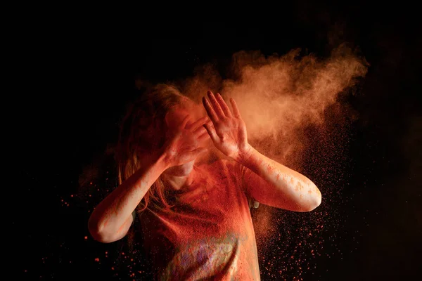 Žena Pokrývající Tvář Oranžové Barevné Holi Barva Mrak Černém Pozadí — Stock fotografie