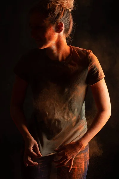 Vue Recadrée Femme Avec Poudre Peinture Holi Colorée Orange Sur — Photo