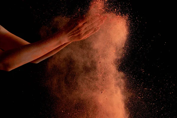 Περικοπή Άποψη Των Γυναικείων Χεριών Πορτοκαλί Πολύχρωμο Χρώμα Holi Σκάσει — Φωτογραφία Αρχείου