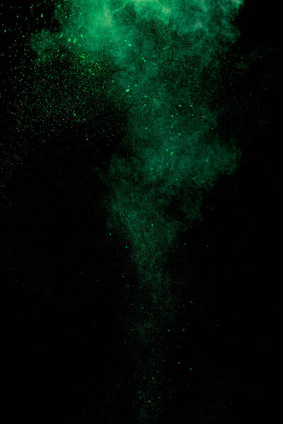 зеленый красочный взрыв краски Holi на черном фоне
