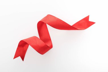 Beyaz üzerine izole edilmiş kırmızı dekoratif eğri kurdelenin üst görünümü