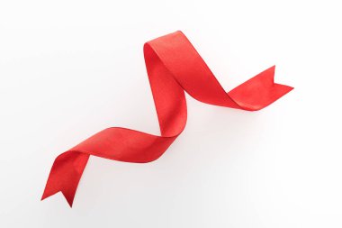 Beyaz üzerine izole edilmiş kırmızı dekoratif eğri kurdelenin üst görünümü