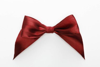 Saten bordo yay üst görünümü beyaz üzerinde izole
