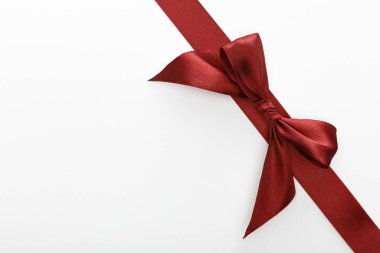 Saten bordo dekoratif kurdelenin beyaz yay ile izole üst görünümü