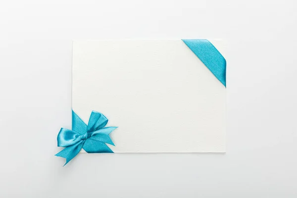 Vista Superior Tarjeta Blanco Con Cinta Satén Decorativa Azul Arco — Foto de Stock