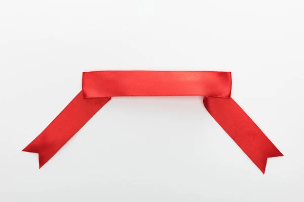 Beyaz Üzerine Izole Edilmiş Kırmızı Dekoratif Kurdelenin Üst Görünümü — Stok fotoğraf