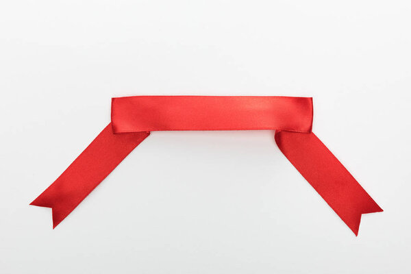 верхний вид красной декоративной ленты изолирован на белом
