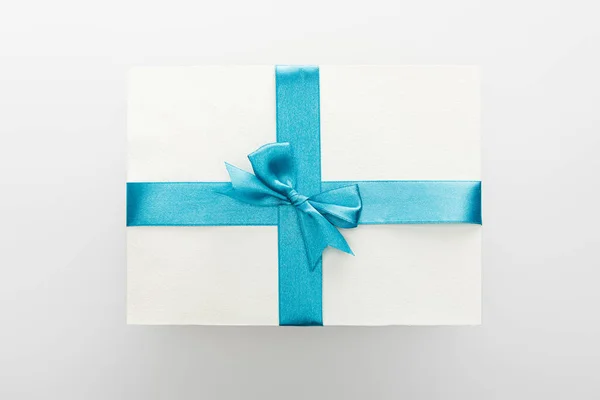 Vista Superior Cartão Branco Com Fita Cetim Decorativa Azul Arco — Fotografia de Stock