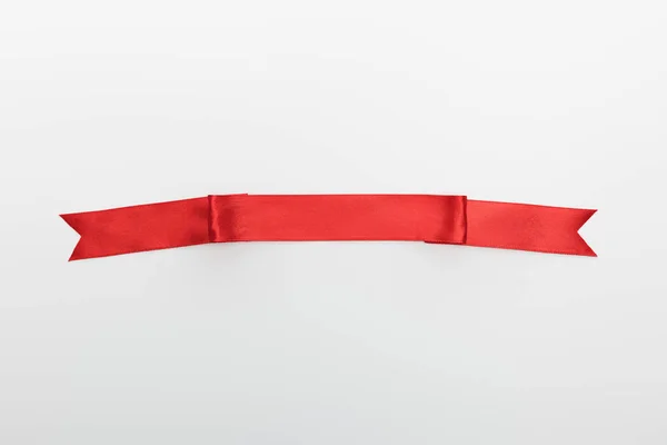 Beyaz Üzerine Izole Edilmiş Kırmızı Dekoratif Kurdelenin Üst Görünümü — Stok fotoğraf